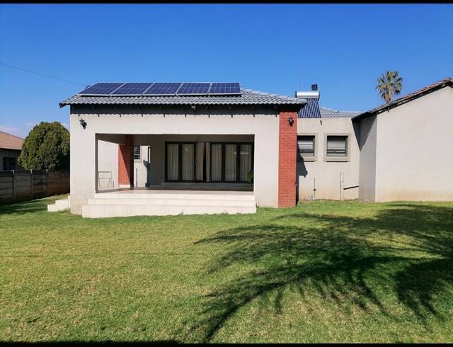 4 BEDROOM FREESTANDING FOR SALE IN HEUWELOORD